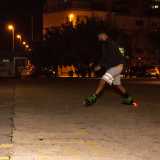 Li ammiriamo mentre eseguono �tricks� (esercizi acrobatici) quali lo �slide� (frenata in scivolata)...